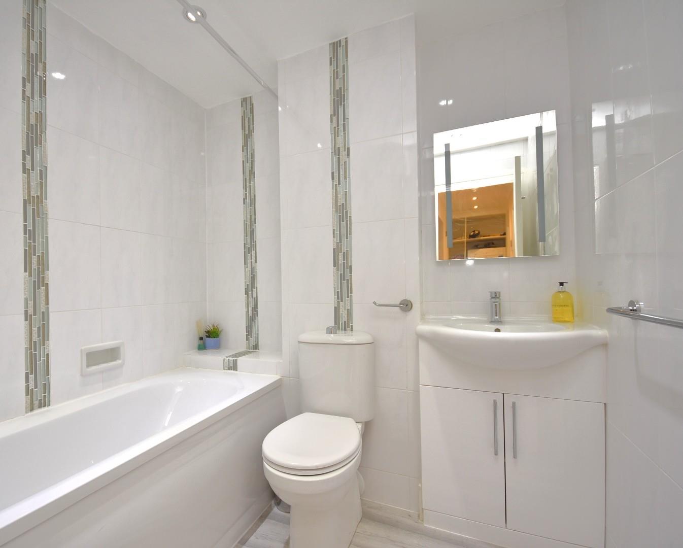 Flat 4 19 Victoria Road Penarth CF64 3EG